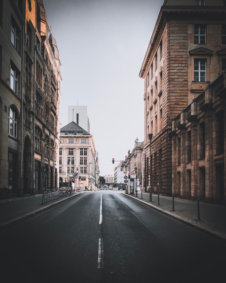 Foto straße inmitten von gebäuden gegen den himmel in der stadt