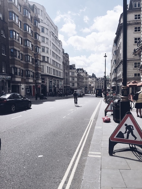 Foto straße inmitten von gebäuden in der stadt an einem sonnigen tag