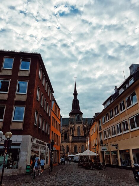 Foto straße inmitten von gebäuden in der stadt gegen den himmel