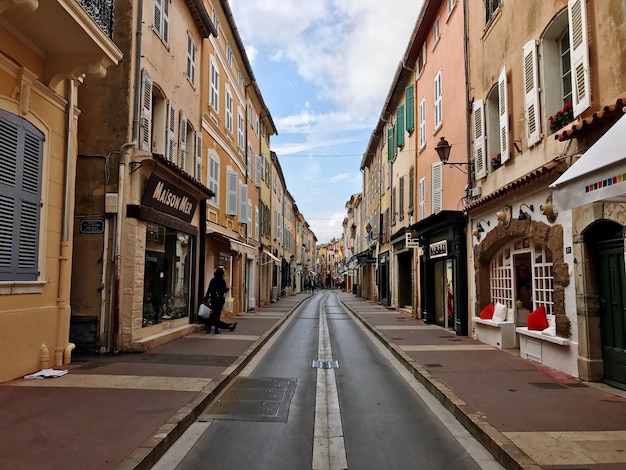 Straße inmitten von Gebäuden in der Stadt gegen den Himmel