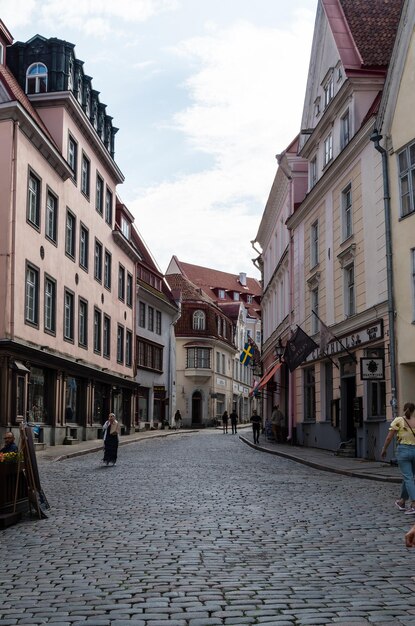 Straße inmitten von Gebäuden in der Stadt gegen den Himmel