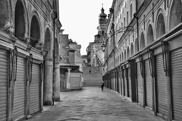 Foto straße inmitten von gebäuden in der stadt