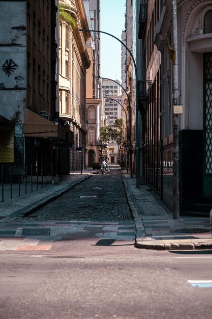 Straße inmitten von Gebäuden in der Stadt