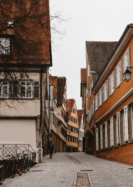 Foto straße inmitten von wohngebäuden gegen den himmel