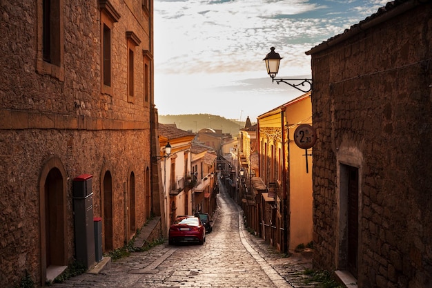 Straße mit alten Häusern in der Provinz Aidone Enna Sizilien in Italien