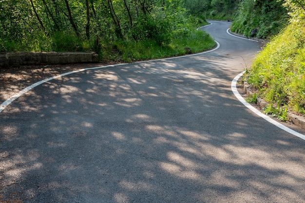 Straße mit Bergkurven