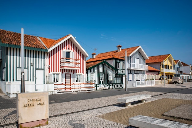 Straße mit bunt gestreiften Häusern, typisch für Costa Nova Aveiro Portugal