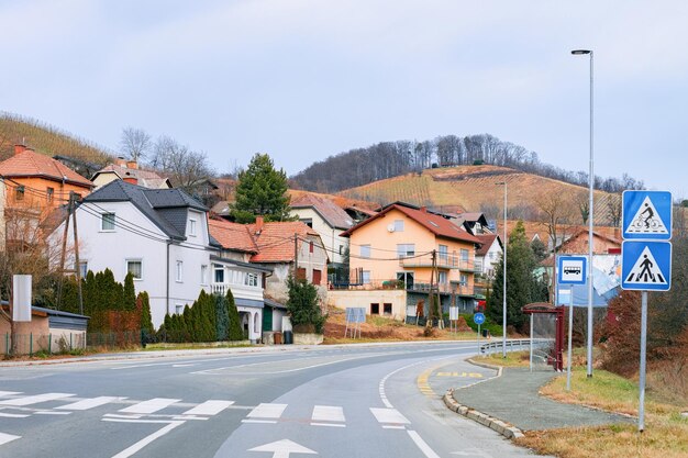 Straße mit Fußgängerüberweg in Maribor in Slowenien. Gebäudearchitektur im Hintergrund. Stadtbild und Straßenansicht