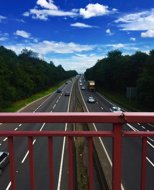 Straße mit Geländer gegen den Himmel