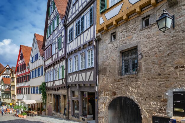 Foto straße mit historischen häusern im stadtzentrum von tübingen, deutschland