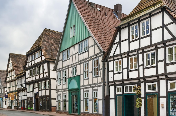 Foto straße mit historischen holzhäusern in hoxter, deutschland