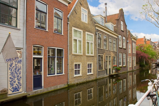 Straße mit Kanal in der Altstadt von Delft im Frühjahr, Holland