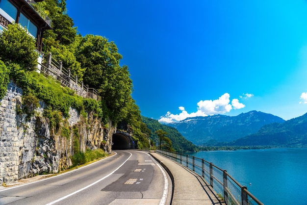 Straße mit Klippen Thunersee Thunersee Bern Schweiz