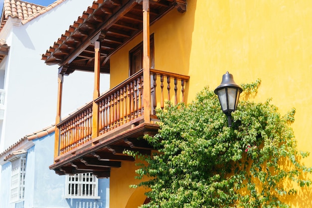 Straße mit Laternenpfahl und Kletterpflanzen in Cartagena de Indias Kolumbien