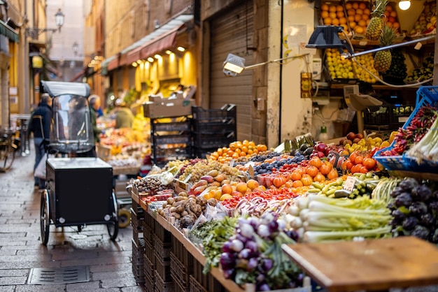 Straße mit Marktständen voller frischer lokaler Lebensmittel in Italien