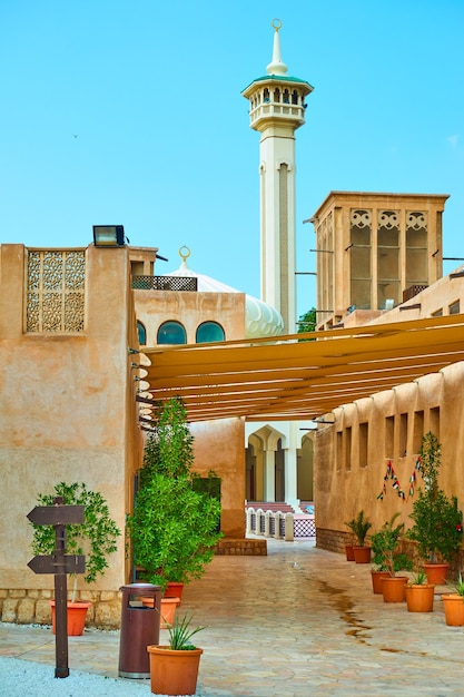 Straße mit Moschee im historischen Viertel Al Fahidi in Old Dubai, Vereinigte Arabische Emirate (VAE)