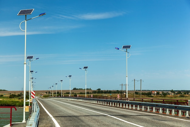 Straße mit solarbetriebenen Straßenlaternen