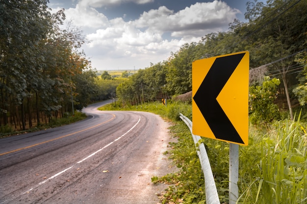 Straße mit Warnschild in der Naturansicht.