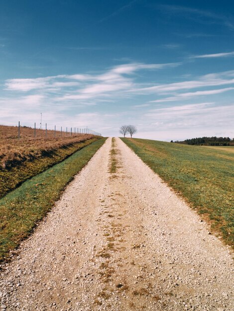 Straße mitten auf dem Feld gegen den Himmel