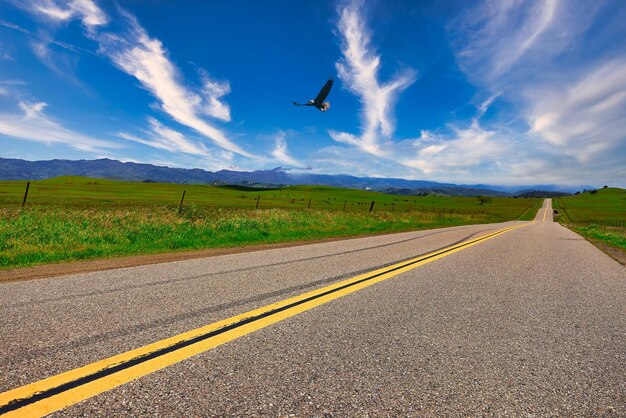 Foto straße mitten auf dem feld gegen den himmel