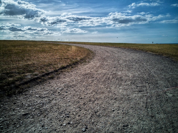 Foto straße mitten auf dem feld gegen den himmel