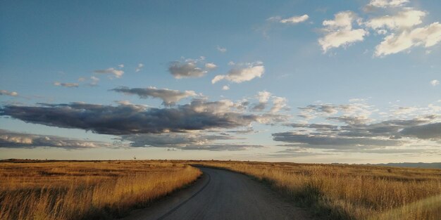 Straße mitten auf dem Feld gegen den Himmel