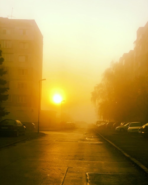 Foto straße nach stadt gegen den himmel bei sonnenuntergang