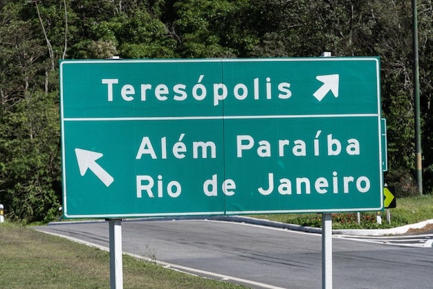 Straße nach Teresopolis Rio de Janeiro Brasilien Bergregion des Bundesstaates Wegweiser Autos auf der Autobahn Region mit viel Natur Sonniger Tag