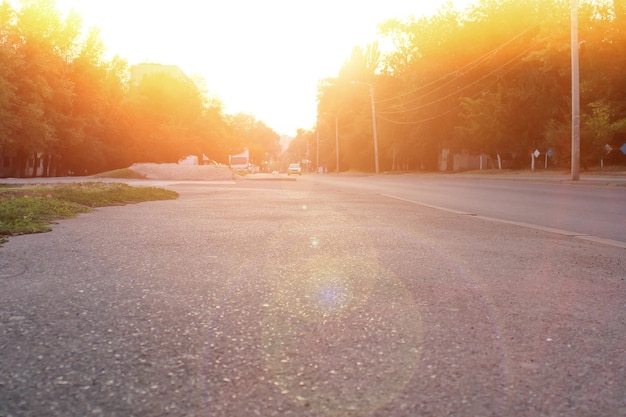 Straße, Straße bei Sonnenuntergang. Schöne Landschaft.