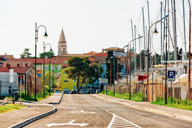 Straße Straße und Kirche des Heiligen Maurus in Izola, Slowenien im Hintergrund