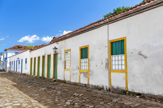 Straße und alte portugiesische Kolonialhäuser im historischen Stadtzentrum in Paraty, Staat Rio de Janeiro