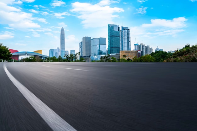 Straße und Skyline der Stadtarchitektur