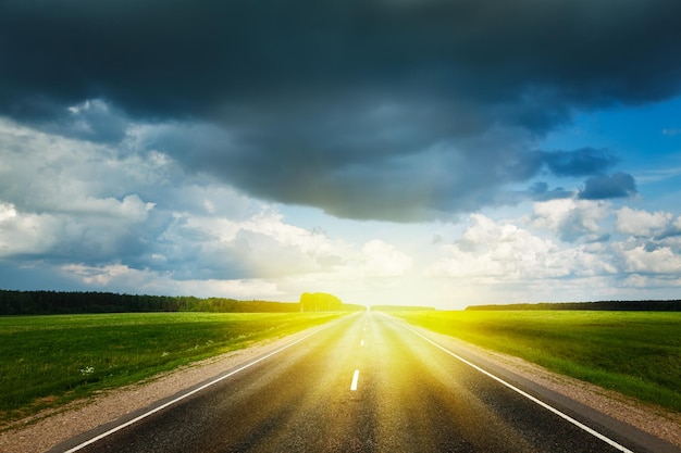 Straße und stürmischer Himmel