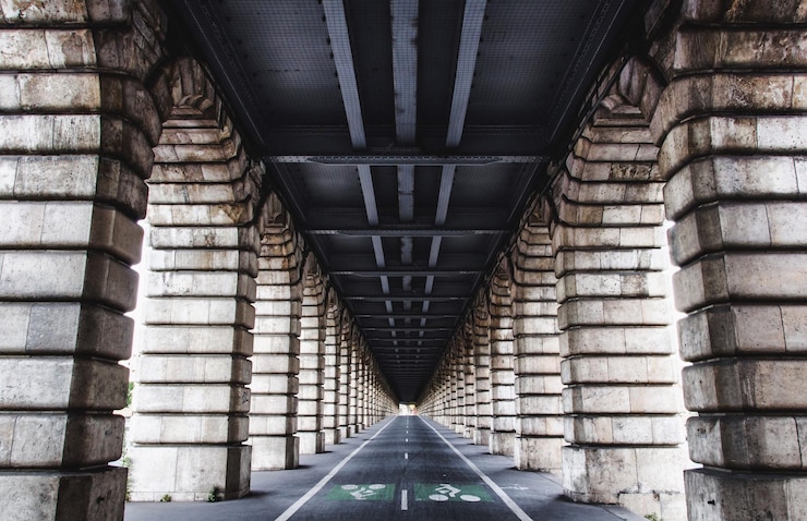 Foto straße unterhalb der brücke