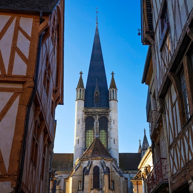 Straße von Dijon mit traditionellen Häusern und Glockenturm