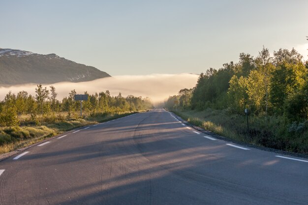 Straße vorbei in einem tal zwischen bergen in norwegen