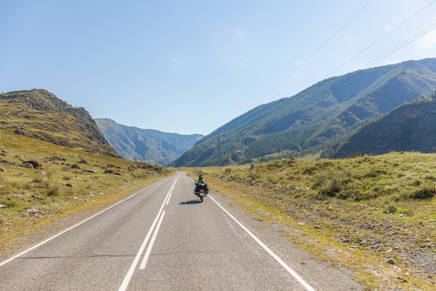 Straße zum Altai-Gebirge, Altai-Region, Sibirien, Russland.