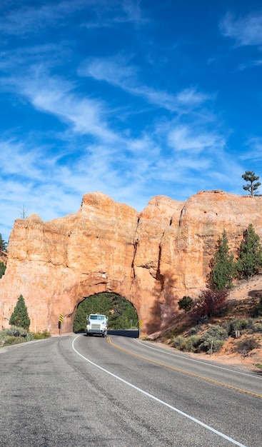 Straße zum Bryce Canyon National Park mit LKW