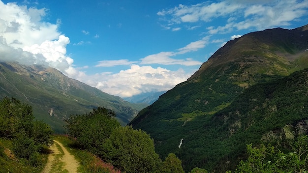 Straße zum Gipfel des Berges. Kaukasus