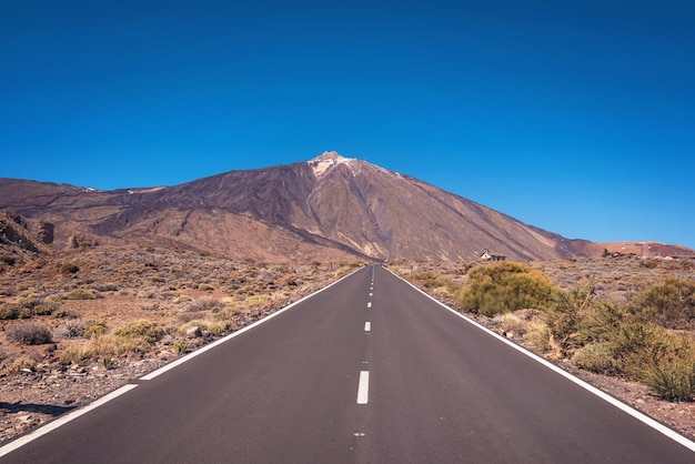 Straße zum Teide Nationalpark in Teneriffa, Kanarische Inseln, Spanien.