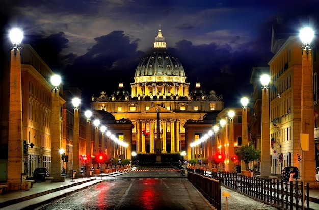 Straße zum Vatikan und bewölkter Himmel bei Nacht, Italien