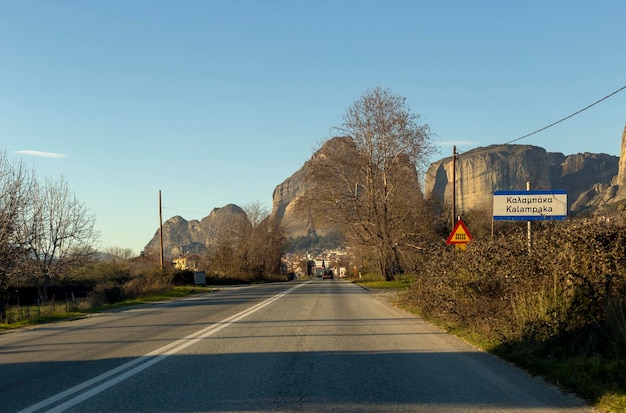 Straße zur berühmten Stadt der Präfektur Kalabaka von Trikala Griechenland Nahaufnahme