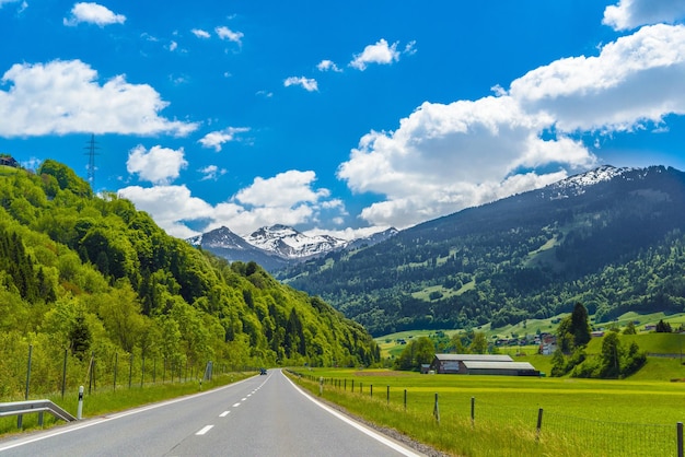 Straße zwischen Alpenbergen KlostersSerneus Davos Graubünden