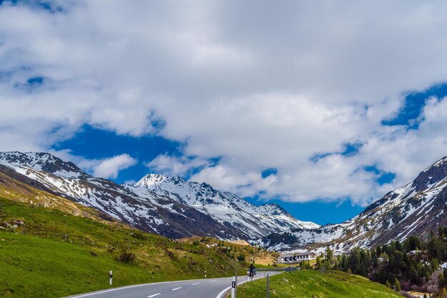 Straße zwischen schneebedeckten Alpenbergen Flüelapass Davos Graubünde