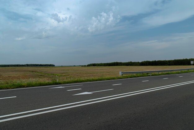 Straße zwischen Städten Himmelsfeld der Ukraine