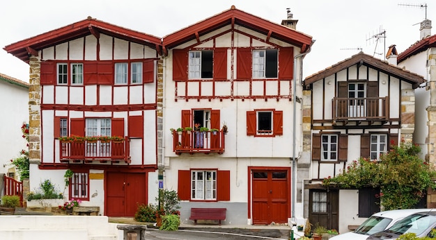 Straßen, Häuser und typische Architektur des Dorfes Sare im französischen Baskenland. Europa.