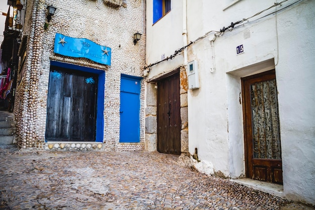 Straßen und Architektur entlang der mediterranen Küstenstadt in Spanien