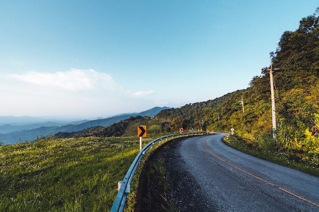 Straßen- und Bergblick beim Motorradfahren Abend