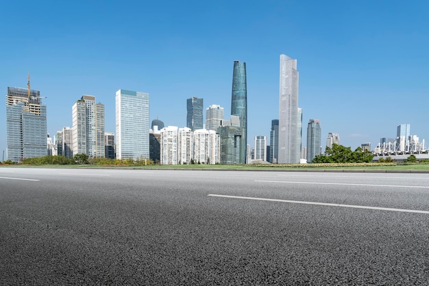 Straßen- und chinesischer moderner Stadtgebäudehintergrund