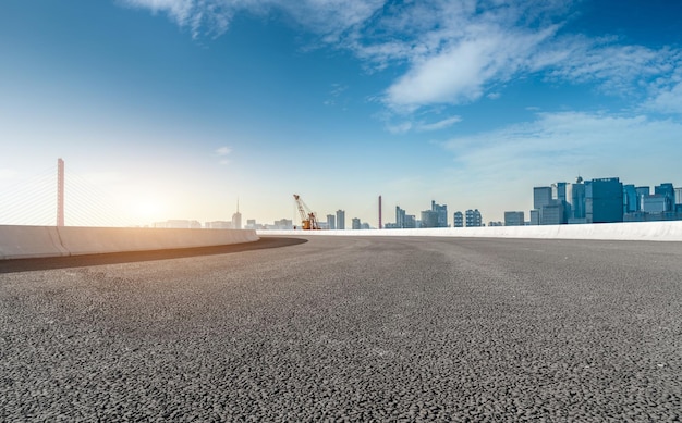 Straßen- und moderne Stadtgebäude gestalten die Skyline landschaftlich